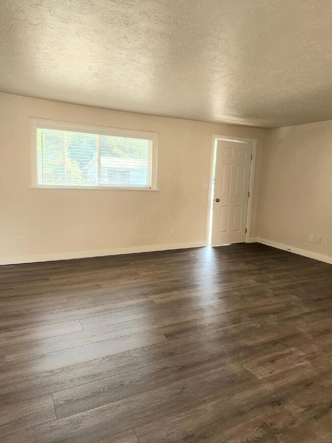 Building Photo - Charming 3 Bed, 2 Bath Boise Duplex - Comi...