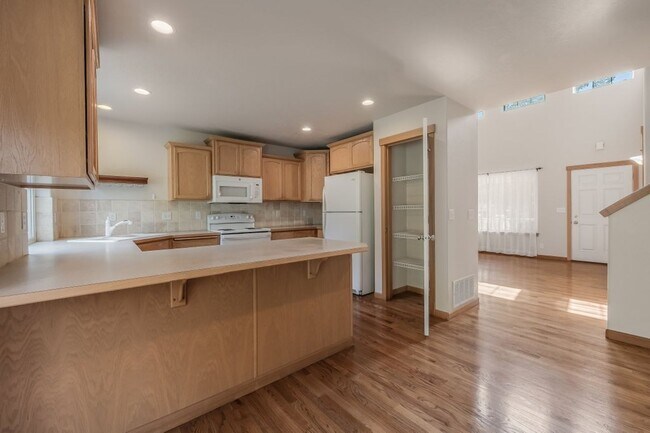 Building Photo - Montrose Community 4 bed 3 bath