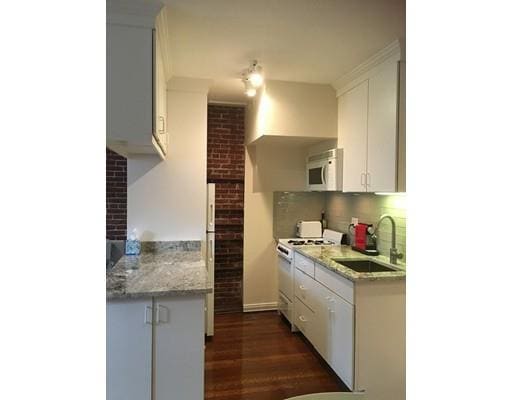 Building Photo - 324 Beacon St