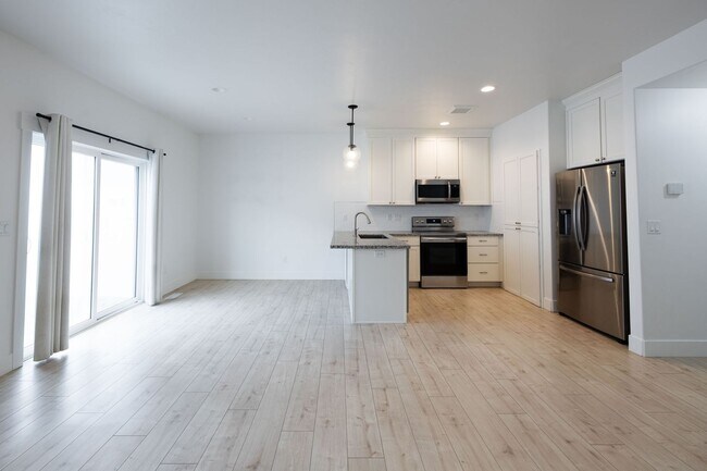 Foto del edificio - BEAUTIFUL 3 BED 2.5 BATH TOWNHOME IN SUGAR CITY