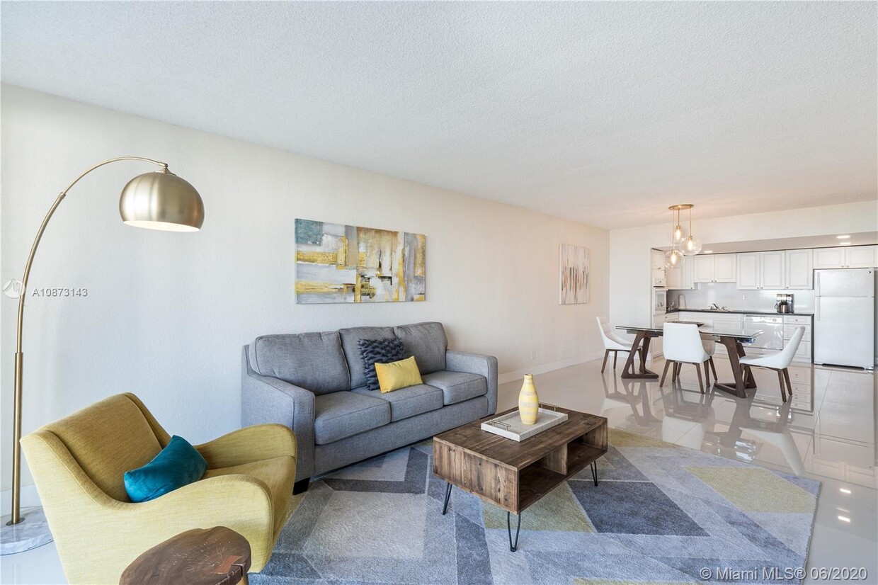 Foto principal - 19370 Collins Ave