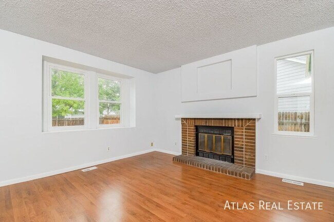 Foto del edificio - 8560 Ilex Dr