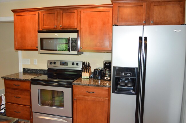 Kitchen with granite and SS appliances - 807 6th St SW