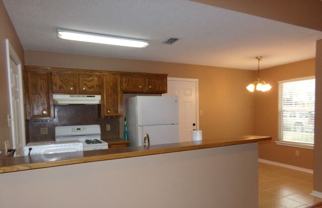 Building Photo - Two Bedroom/ Two Baths
