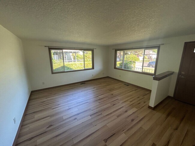 Building Photo - Beautifully Renovated Mid-Century Home in ...