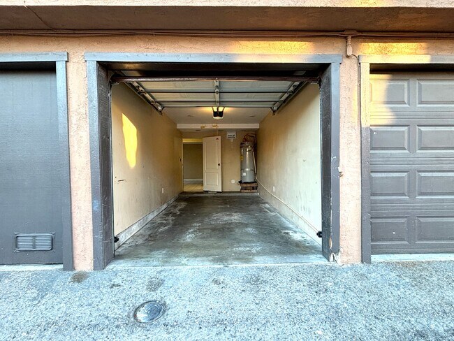 Building Photo - 2 Bedroom / 2 bath townhouse with 1 car garage