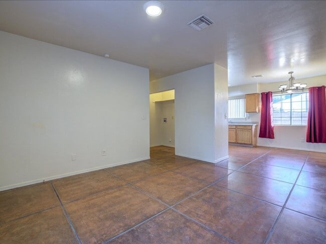 Building Photo - 3 Bedroom 2 Bathroom Near UofA!