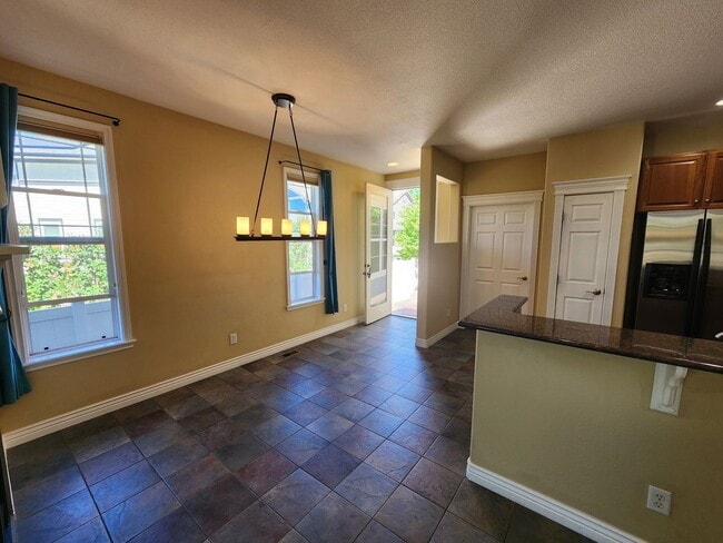 Building Photo - Exquisite Paired Home in Coal Creek Village