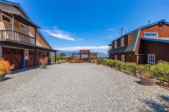 Foto del edificio - 335 Rainbow Crest Rd