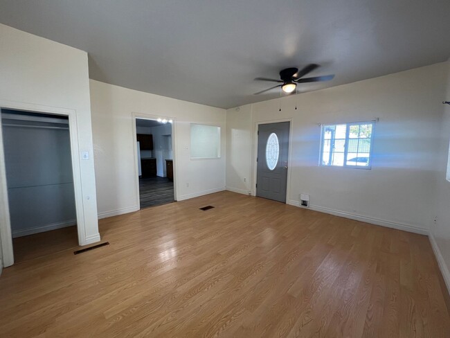 Building Photo - Cute Two Bedroom One Bathroom Single Famil...