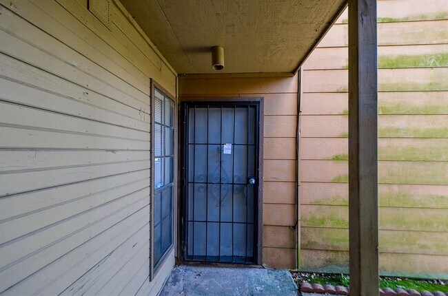 Building Photo - 9090 S Braeswood Blvd