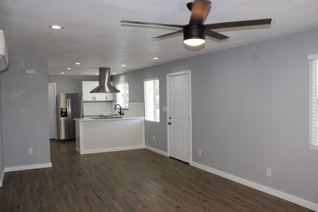 Building Photo - 3904 Elm St