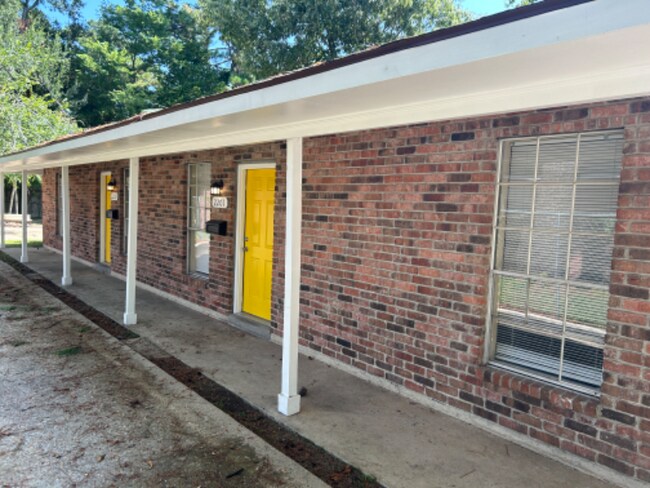 Foto del edificio - 2201-2203 Fairchild St