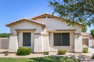 Building Photo - 926 E Madeline Dr