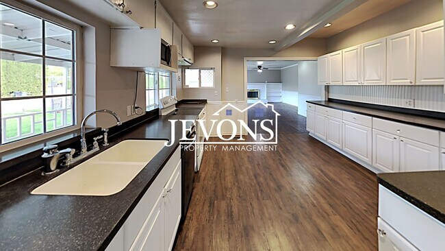Building Photo - Landscaping and water included - Spacious ...