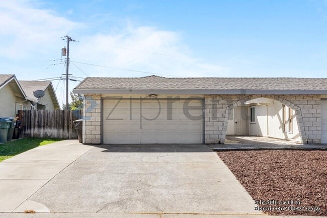 Building Photo - 6102 Templeton Dr