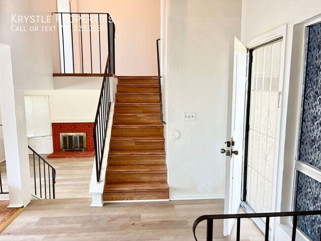 Building Photo - Beautifully updated, tri-level home, high ...
