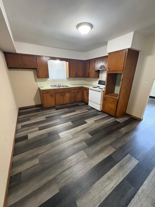Foto del edificio - WOW! Look at this property ! You cant beat this price!