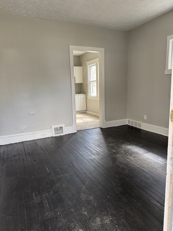 Foto del edificio - 2927 E 126th St