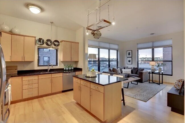 Foto del edificio - Absolutely Gorgeous 2 BR, 2 BA Condo Just ...