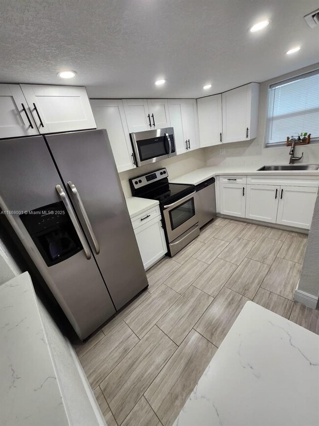 Building Photo - 9375 Fontainebleau Blvd