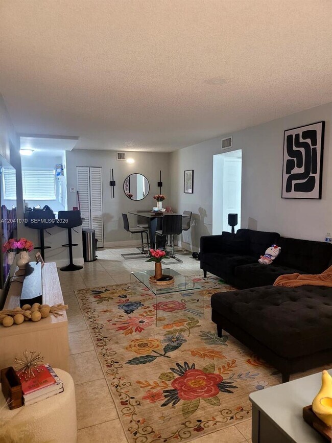 Foto del edificio - 703 Gardens Dr