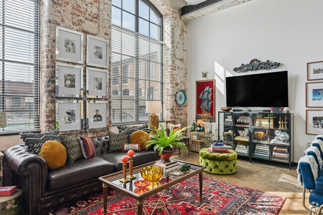 1 dormitorio, 1 baño - 671 pies cuadrados - Sala de estar - The Lofts at Hawthorne Mill