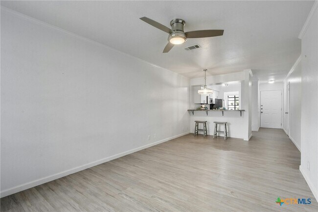 Building Photo - 2215 Post Rd