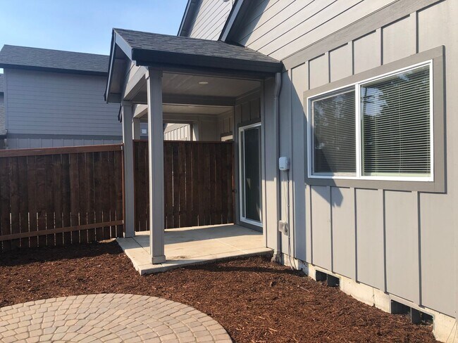 Foto del edificio - Newer 3 bedroom, 2.5 bath duplex in desirable neighborhood!