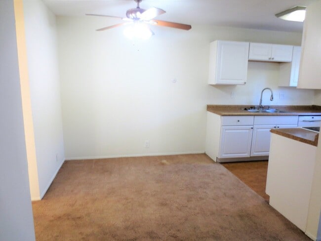 Building Photo - Private complex offering upstairs condo for rent