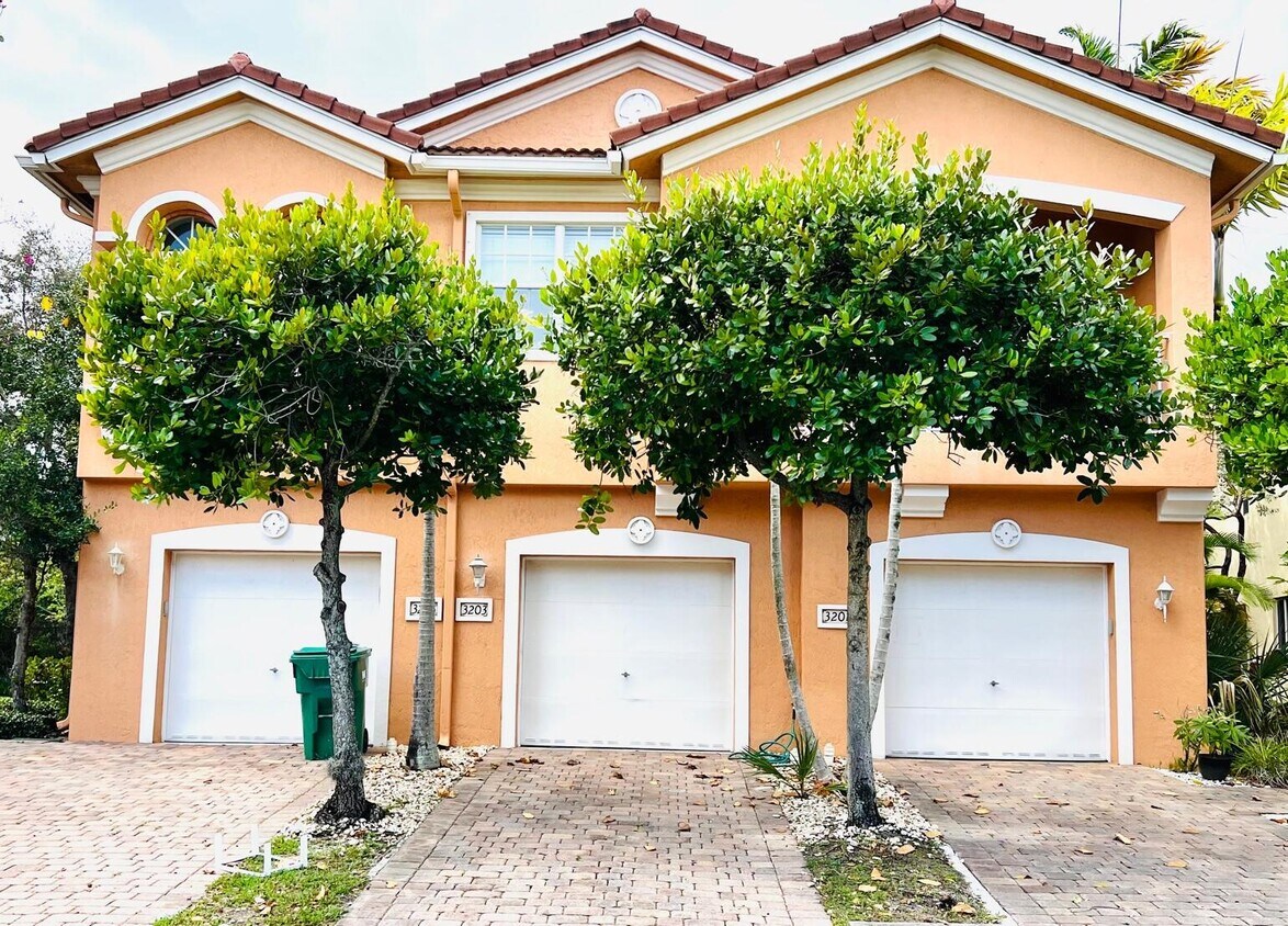 Foto principal - 3203 Scarletta Dr