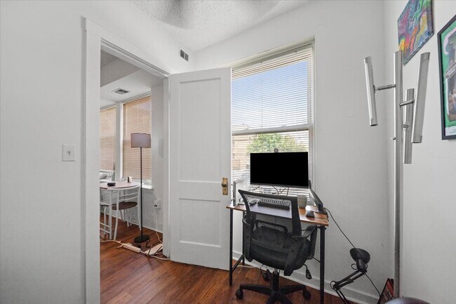 Foto del edificio - 3727 N Pine Grove Ave