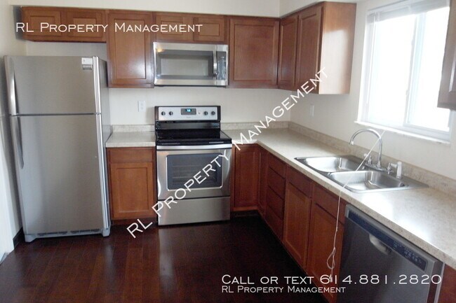 Building Photo - 3 bedroom 1.5 bathroom town home with fenc...