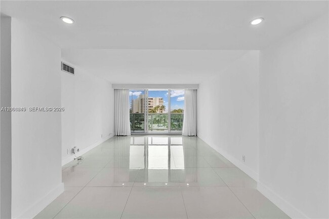 Foto del edificio - 100 Bayview Dr