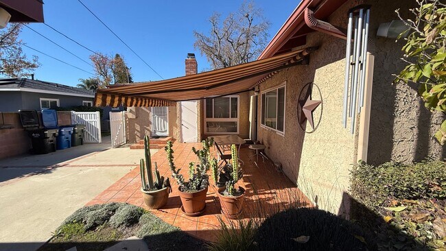 Foto del edificio - Large 3 bedroom home on beautifully landscaped lot