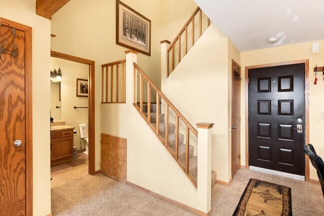 Foto del edificio - Price Reduced– Winter Seasonal Lease, Available Now through the end of May. Furnished with Utilit...