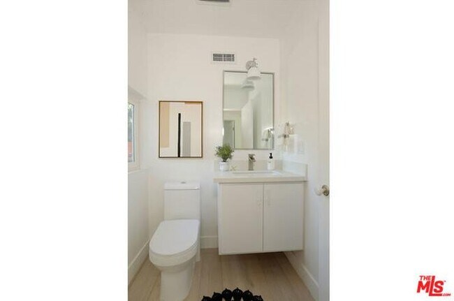 1/2 bathroom - 4482 Dudley Dr