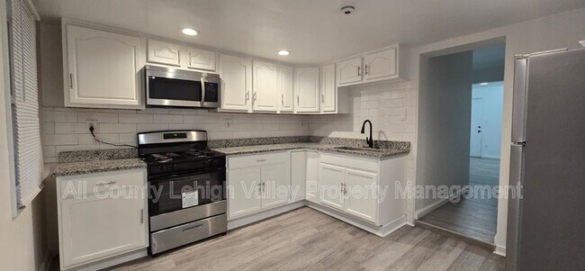 Building Photo - 129 W Sycamore St