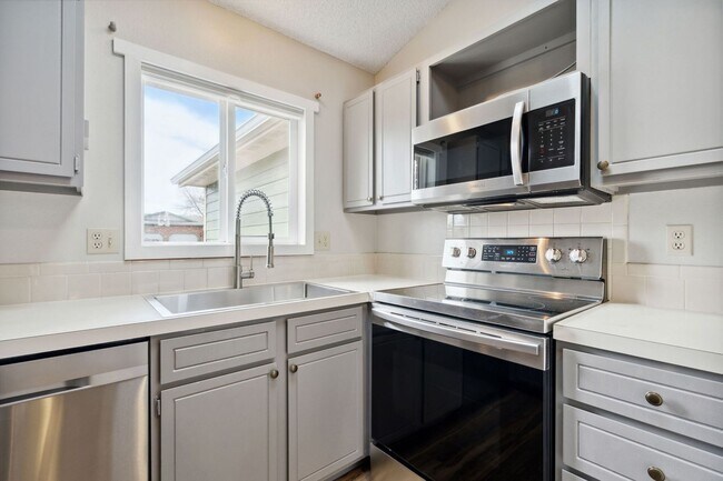Foto del edificio - Fantastic Location with Detached Shop and ...