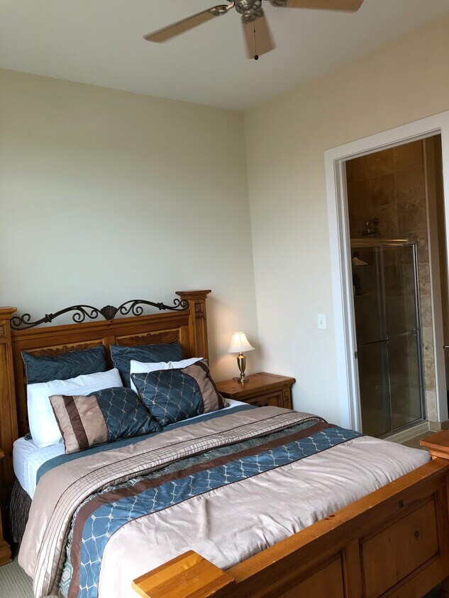 Second Bedroom and view of 2nd Bathroom Door - 2200 N Westmoreland St