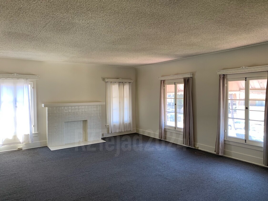 living room - 824 S Norton Ave