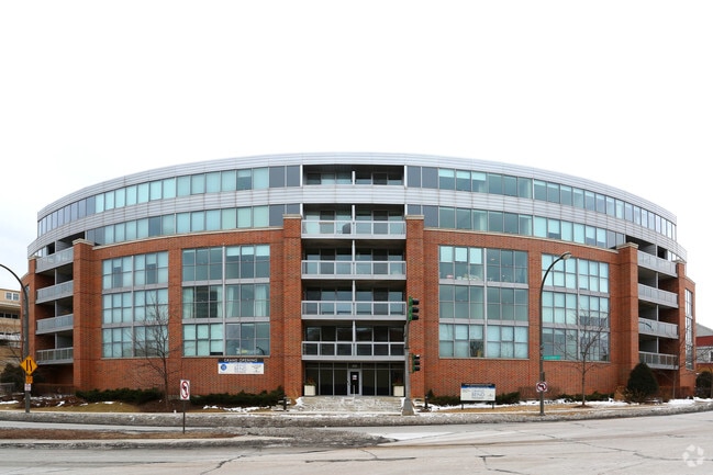 Building Photo - Grand Bend at Green Bay