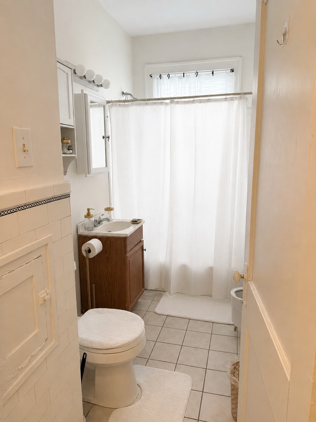 Bathroom - 750 Brookline Blvd