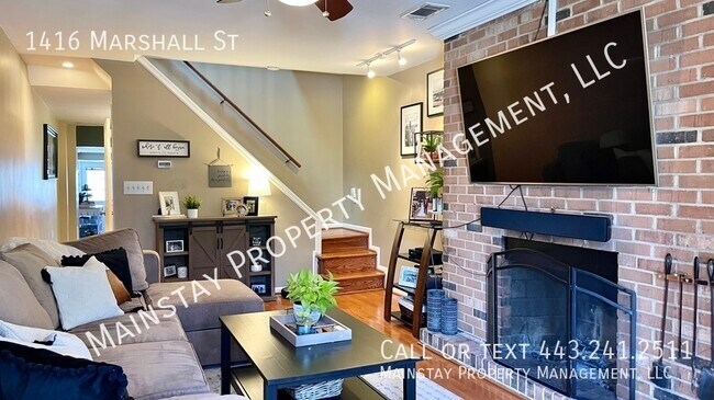 Building Photo - Spacious Updated 3 Bedroom Rowhome W/ Patio!