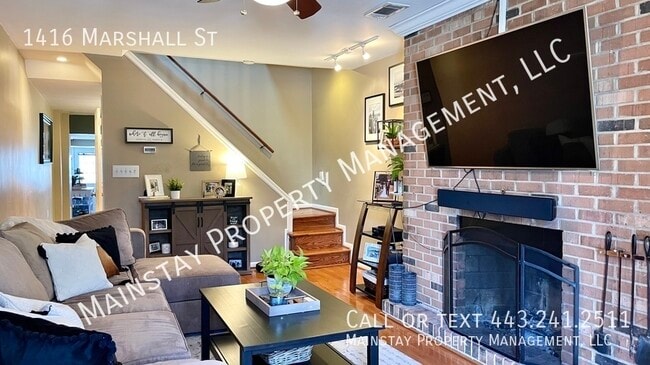 Foto del edificio - Spacious Updated 3 Bedroom Rowhome W/ Patio!