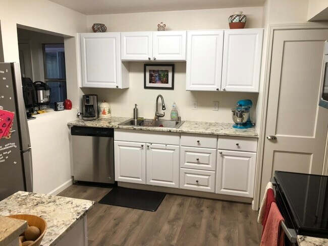 Ejemplo de cocina (el alquiler no está amueblado) - 808 La Veta Dr NE