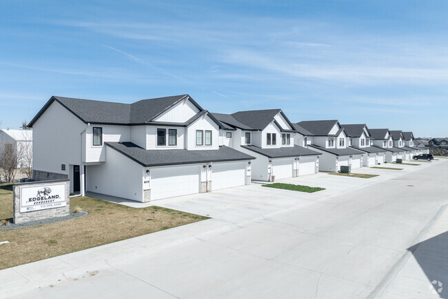 Building Photo - Edgeland at Bondurant Townhomes