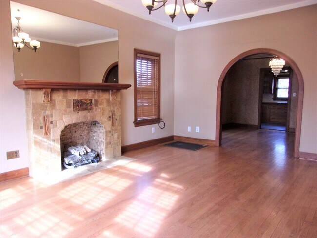 Building Photo - 3 BED 1 BATH TUDOR COTTAGE LAS VEGAS ADDIT...