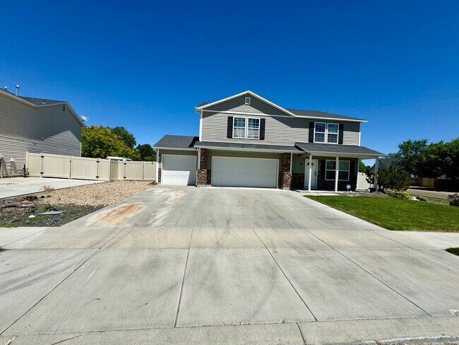 Foto del edificio - Coming Soon: Spacious 5-Bedroom Home with 3-Car Garage in Nampa
