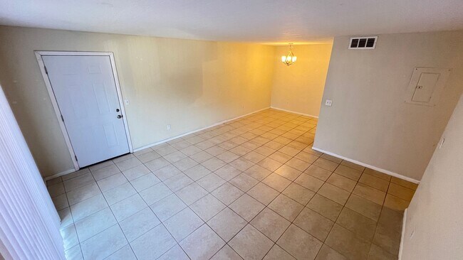 Foto del edificio - Cozy 2 BD/ 2 BA Apartment in Palm Bay! Washer and Dryer INCLUDED!